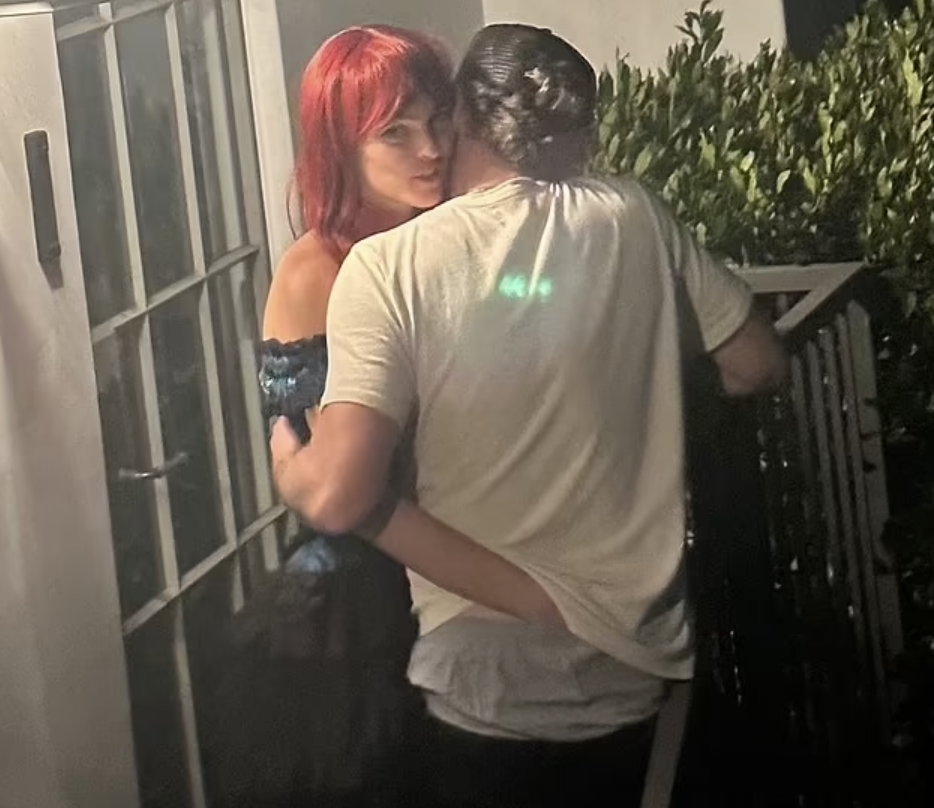 莱昂纳多与25岁新女友亲密拥抱,衣衫不整超豪放,女方不久前离婚