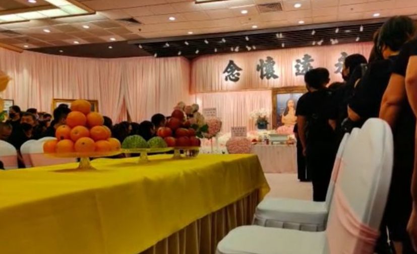 蔡天凤葬礼摆满1比1超大遗照!儿女为母献花,遗体穿蛋糕裙供瞻仰