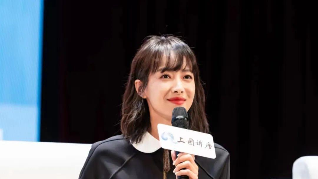 宋茜|宋茜出席活动，全脸干瘪身材消瘦，只有旁边陈妍希的一半宽