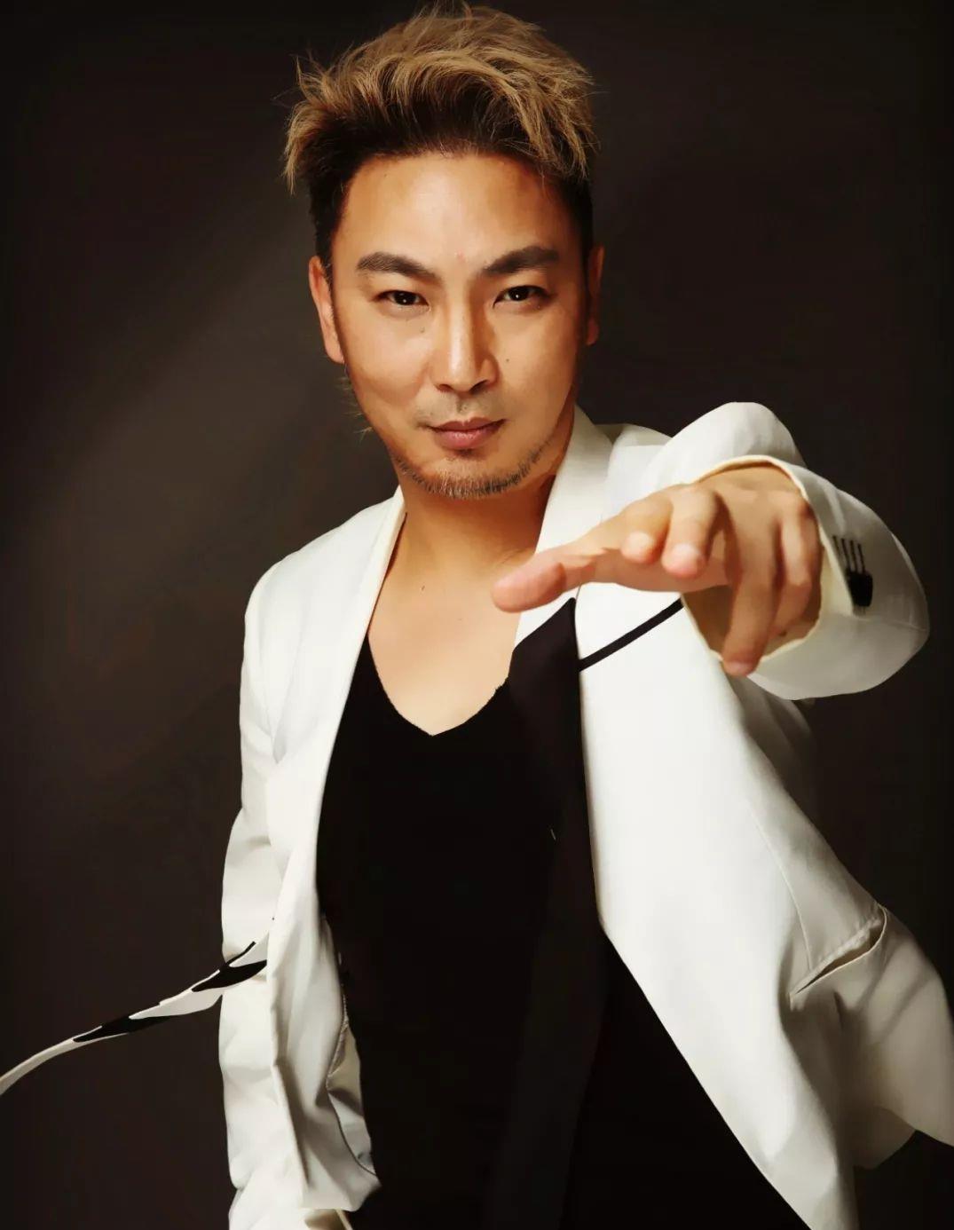 央视春晚一曲成名,被砍下巴脱落缝130针变阶下囚,今卖马桶为生