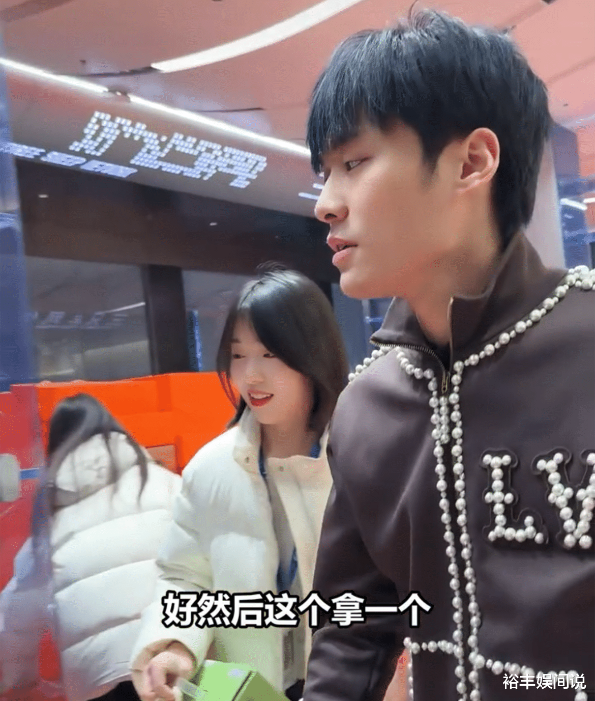 小杨哥亲自发年货惹争议！7个礼盒被嘲不值钱，穿价值5.9万的衣服