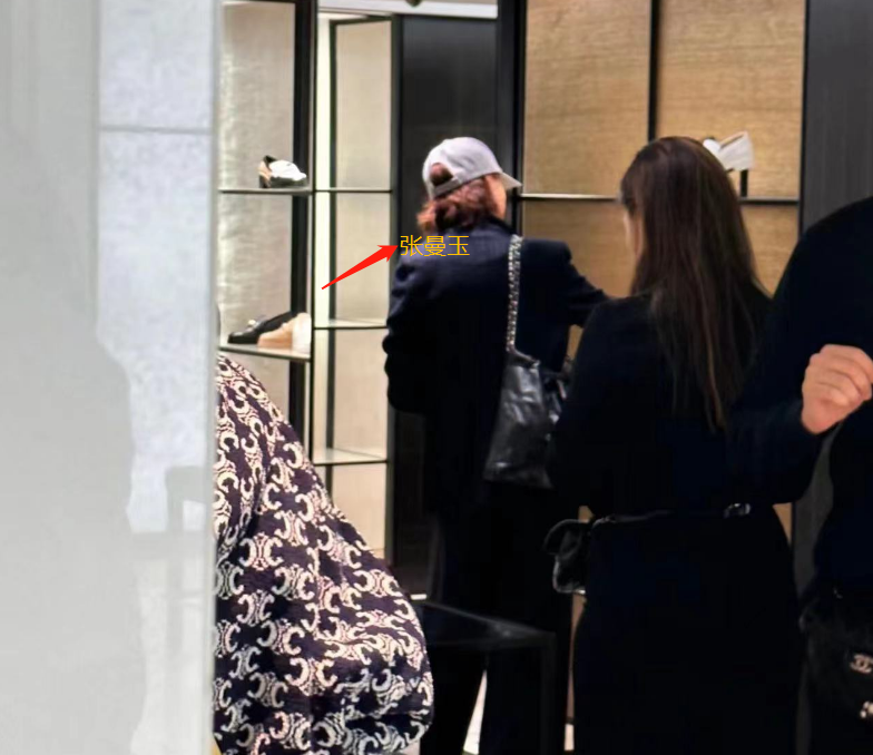 58岁张曼玉巴黎近照曝光,素面朝天满脸皱纹,背4万包独居平民区