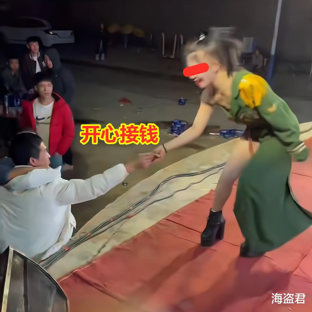 |大哥看得高兴掏钱打赏,女舞者鞠躬用双手接,网友:看得见摸得着