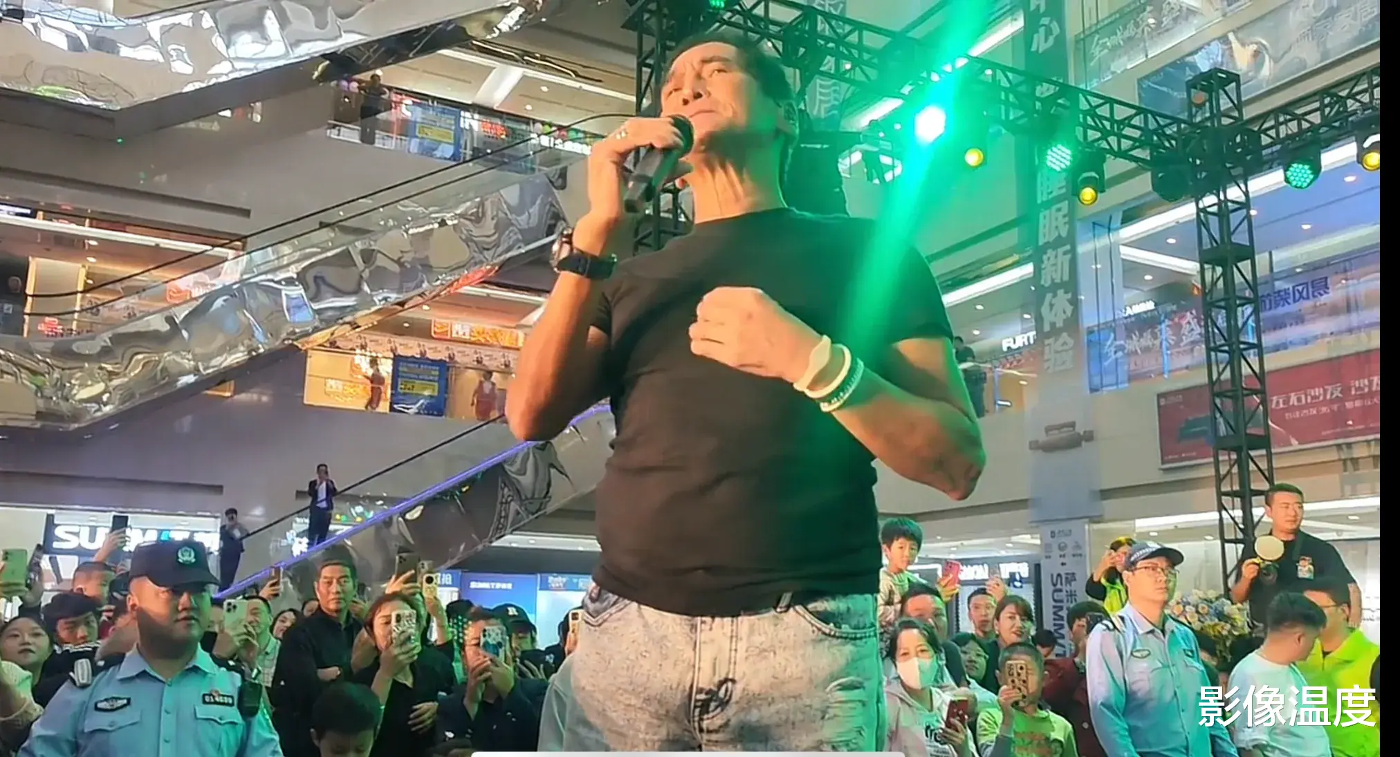 63岁齐秦兰州商演曝光：穿破洞牛仔挺大肚卖力演唱，商场几乎被挤爆