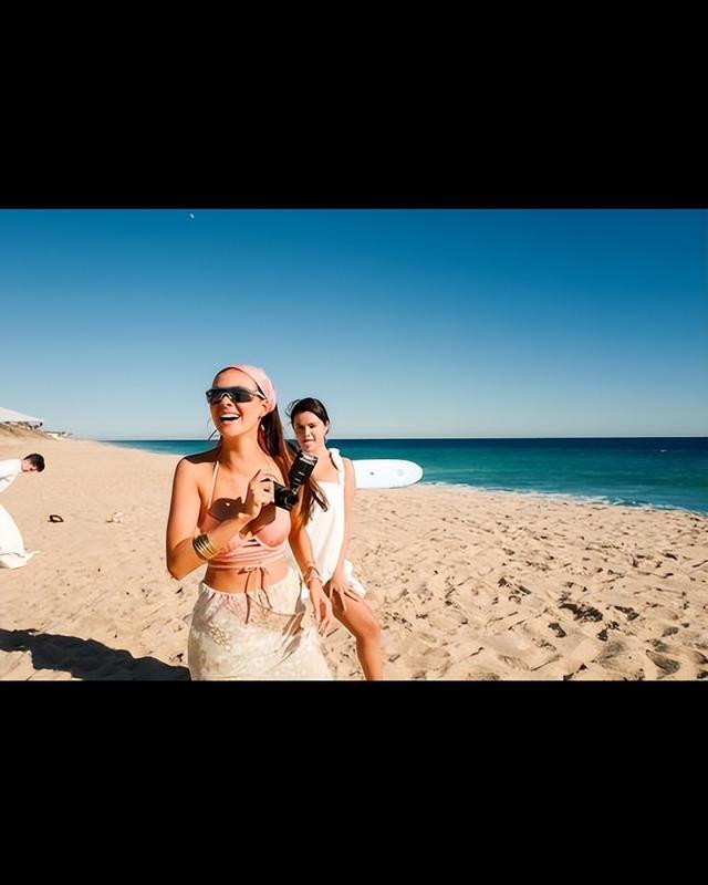 赛琳娜|赛琳娜度假放飞自我了!穿500块小白裙享受沙滩阳光,身材太胖啦