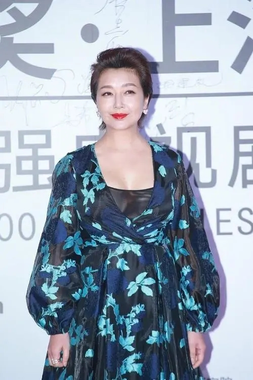 短发 江珊终于选对合适的发型！55岁短发红唇魅力无限，网友：终于找到适合自己的发型了