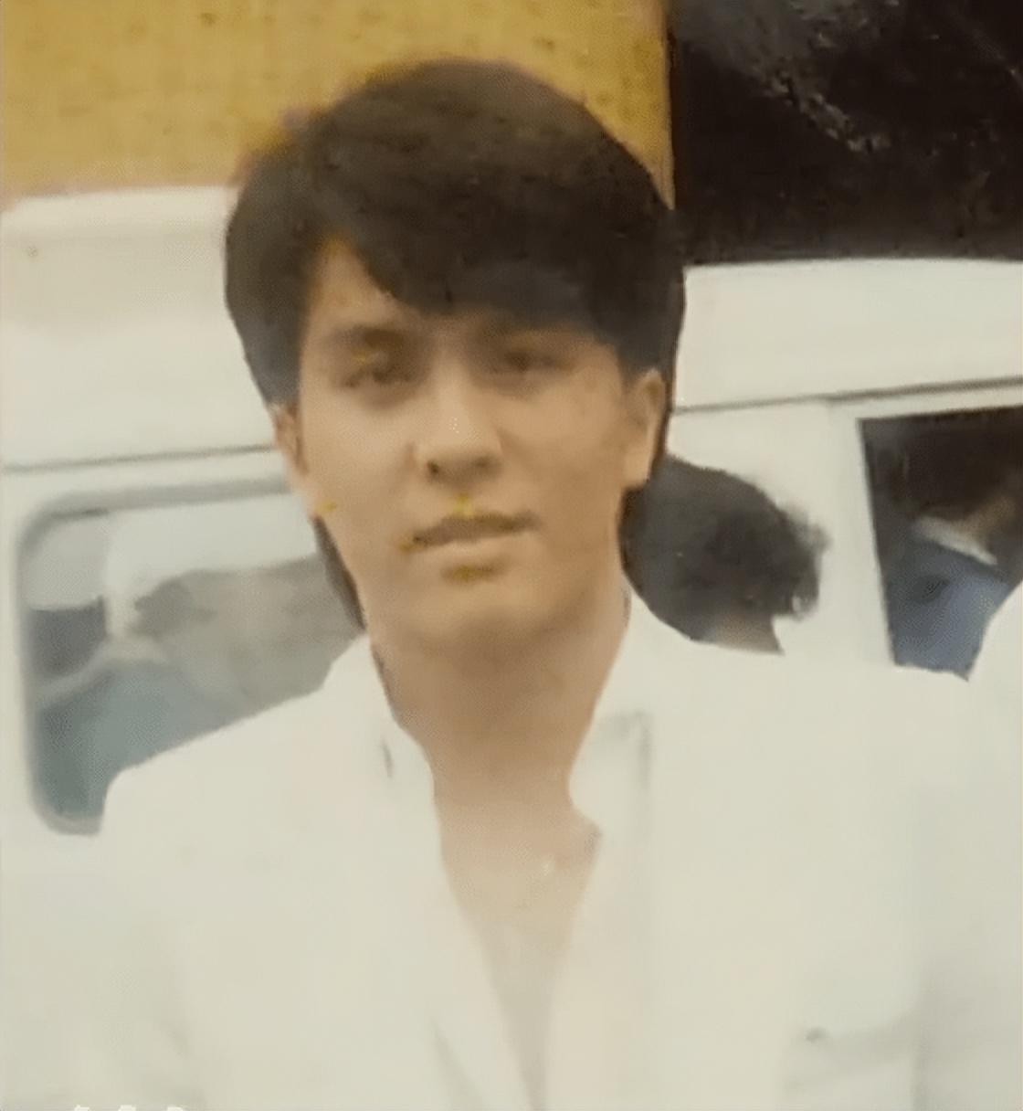 61岁港星移民美国转行做厨师!拍视频当网红,狂爆巨星秘闻