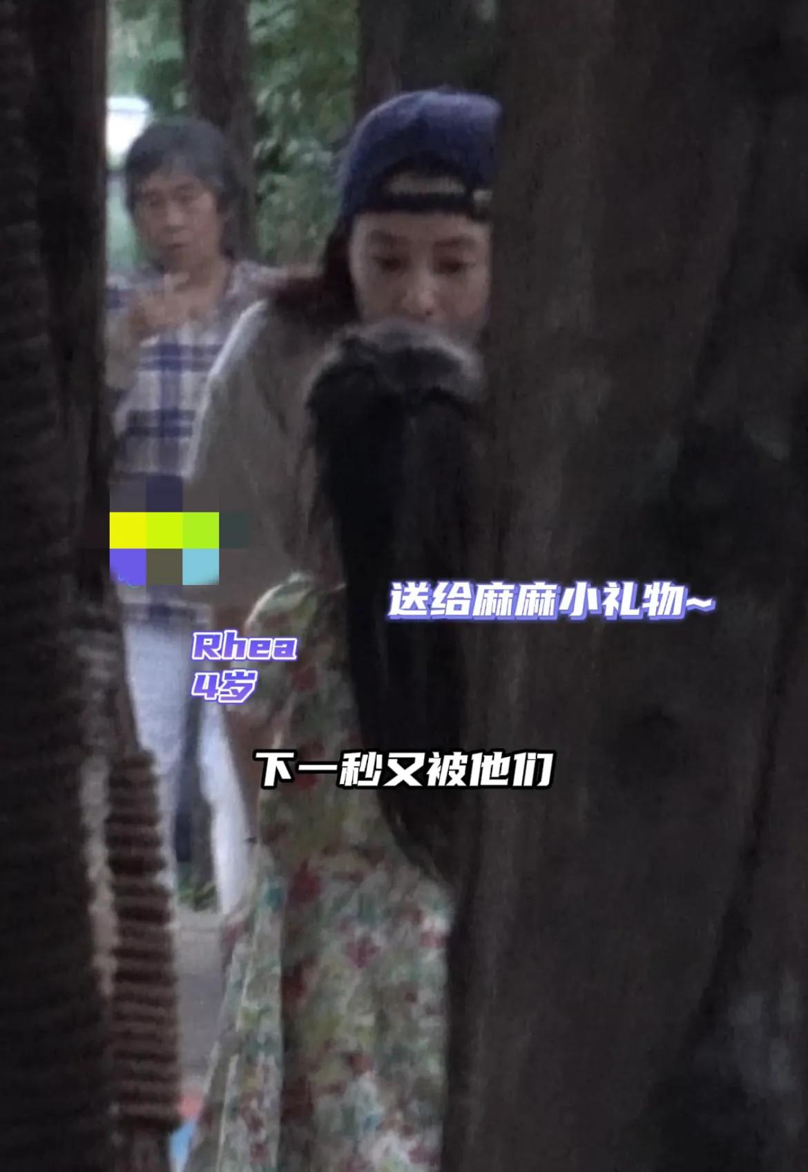 高圆圆赵又廷接女儿,一家三口互动有爱,4岁Rhea跟爸爸撒娇好甜