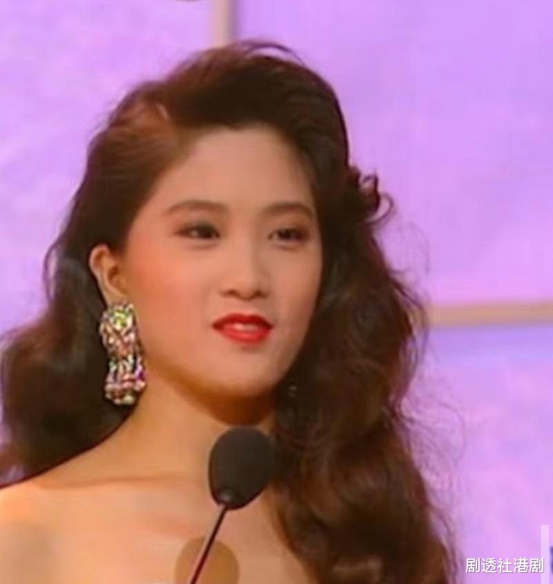 场面尴尬!56岁前亚姐现身农村商演贺寿,表面大阵仗但实际无人识