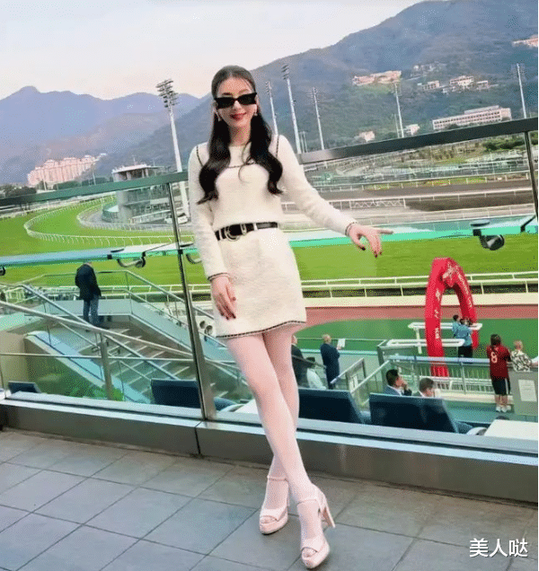 郭富城携妻女看赛马!方媛穿鱼嘴鞋配丝袜土到掉渣,衣品全靠颜值撑