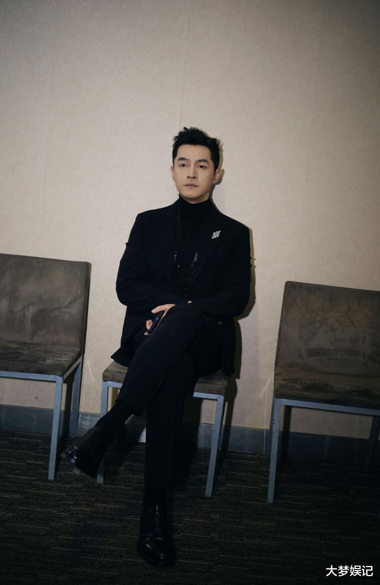 胡歌片场意外摔车!“脸朝下跌落地”工作人员尖叫…敬业反应曝光