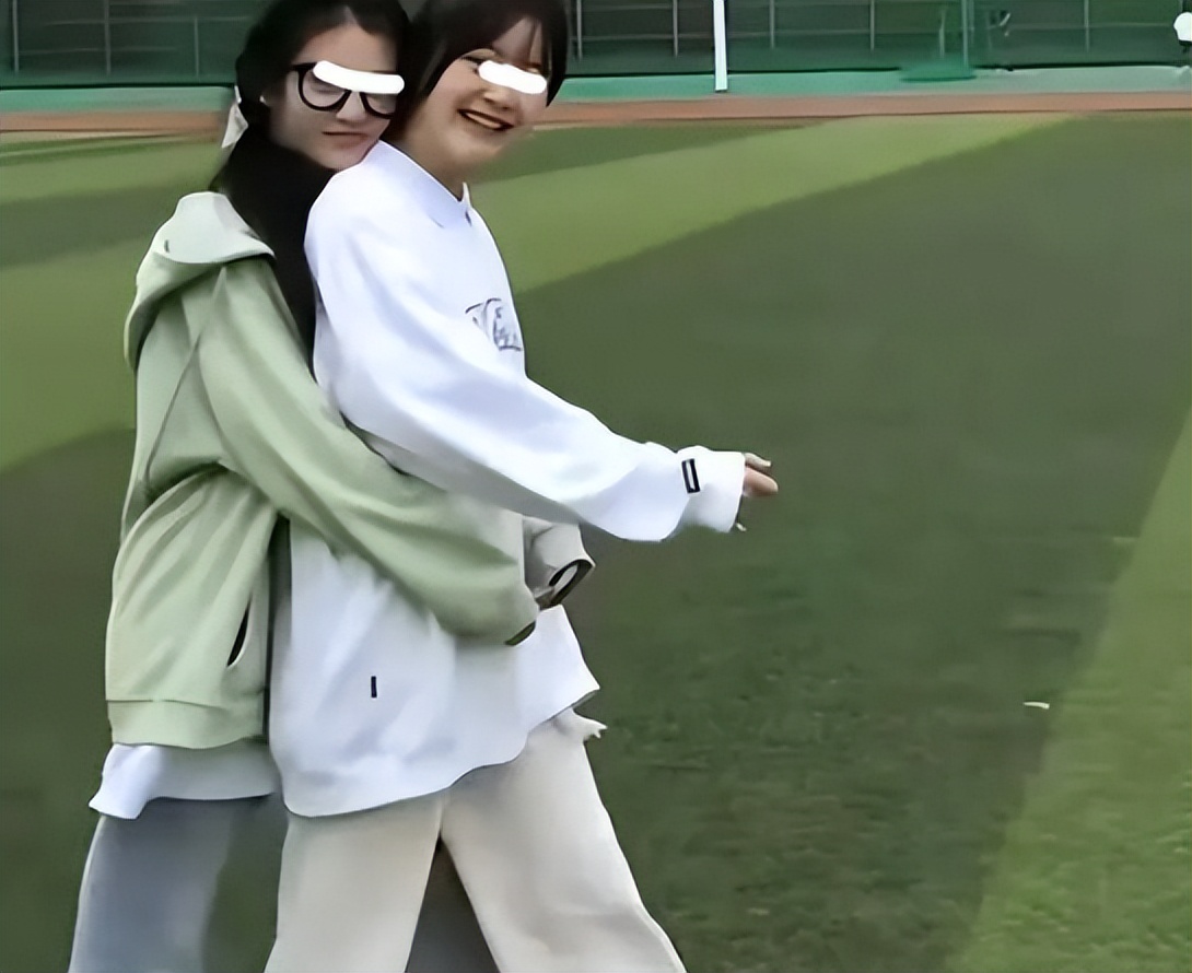 阔腿裤、卫衣、鲶鱼须子挂脸上，家长吐槽中学生标配，直呼看不懂