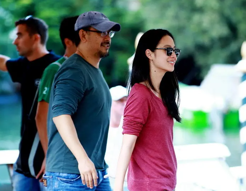 爱过宁静、与刘晓庆因戏生情的姜文，却被一个“悍妇”拿捏一辈子