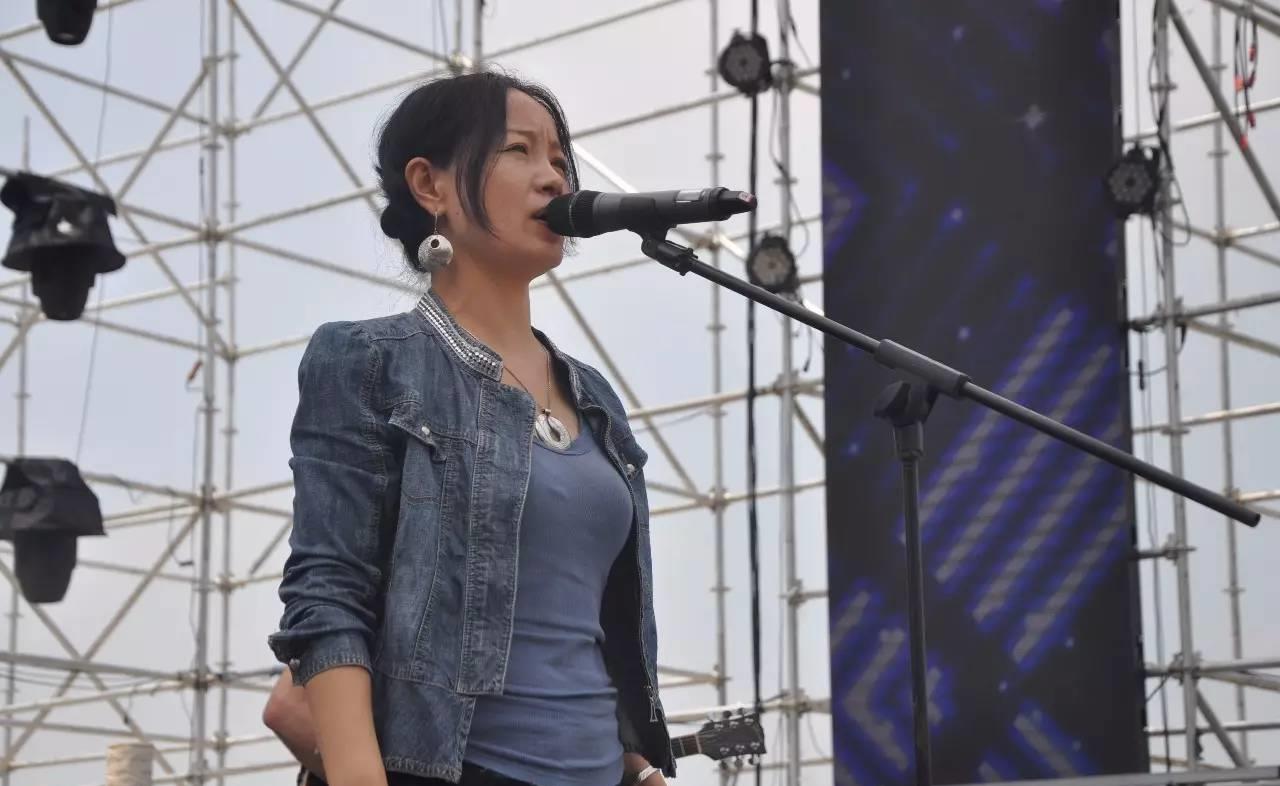 她连登5次春晚,却因为跟恩师同居怀孕,星途尽毁,55岁没人敢娶