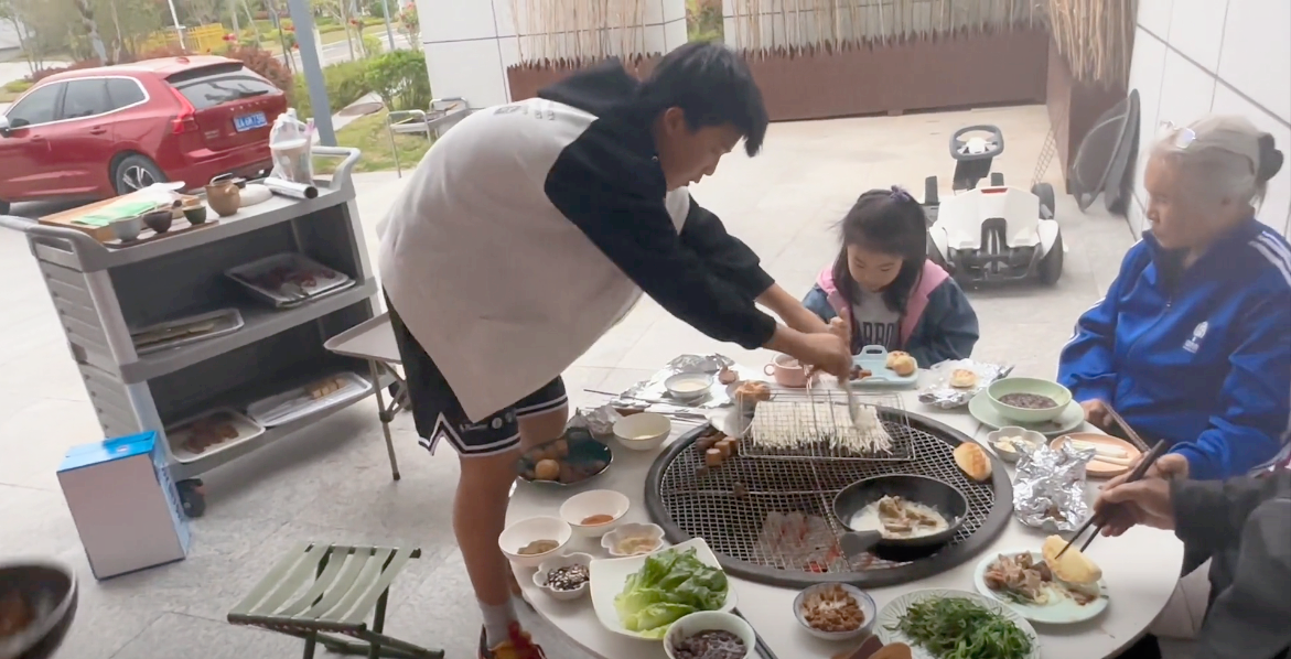 王楠|归心似箭!王楠出差回来带着儿女吃烧烤,郭斌:仪式感十足