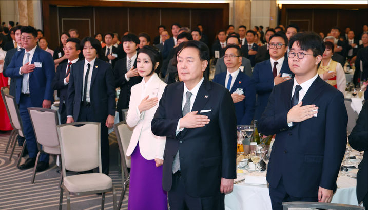 韩国第一夫人英国首秀来啦!抵达后就开始营业,紫裙新造型超惊艳