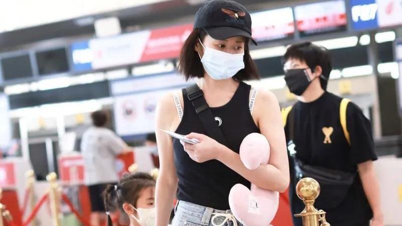 颖儿母女牵手现身机场，5岁小月亮甜美可爱，穿亮片裙好像美人鱼