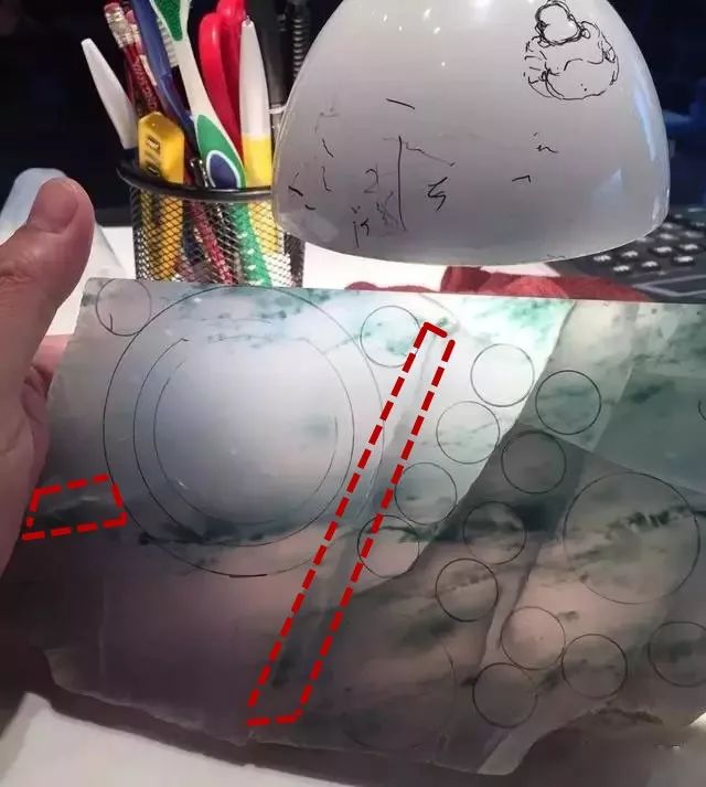 翡翠|裂成狗的“烂翡翠”,居然切出两套高冰飘花!