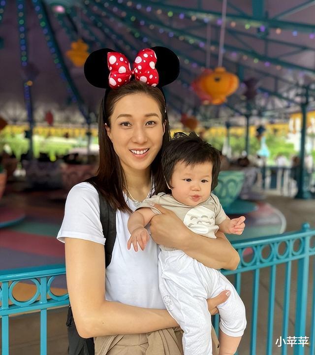 林峰|林峰前女友三胎产后6个月,一个人带3个孩子游玩,素颜皮肤黄显老