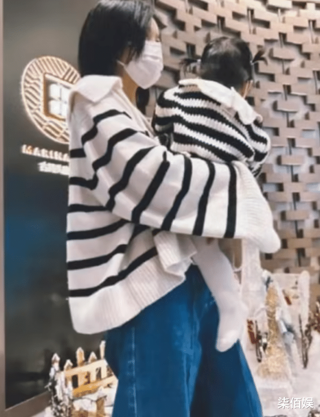 杨子姗|杨子姗罕秀厨艺,给8个月大女儿做辅食,戴口罩暴露洁癖症引热议