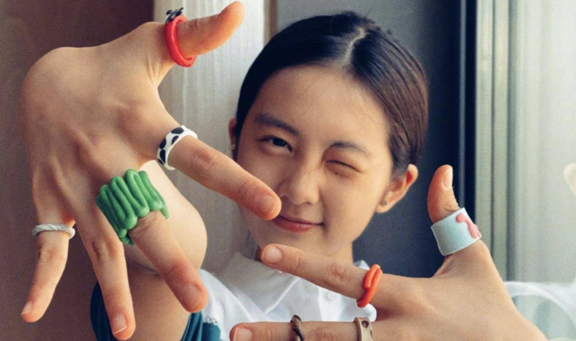 黄多多聚会礼服再惹争议! 网友: 没有学生样, 只有成年人的风情万种