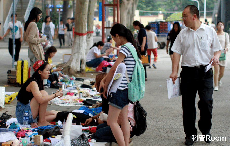 退休|摆摊月入过万？越来越多的高学历脱掉“长衫”，成为了街边摆摊人