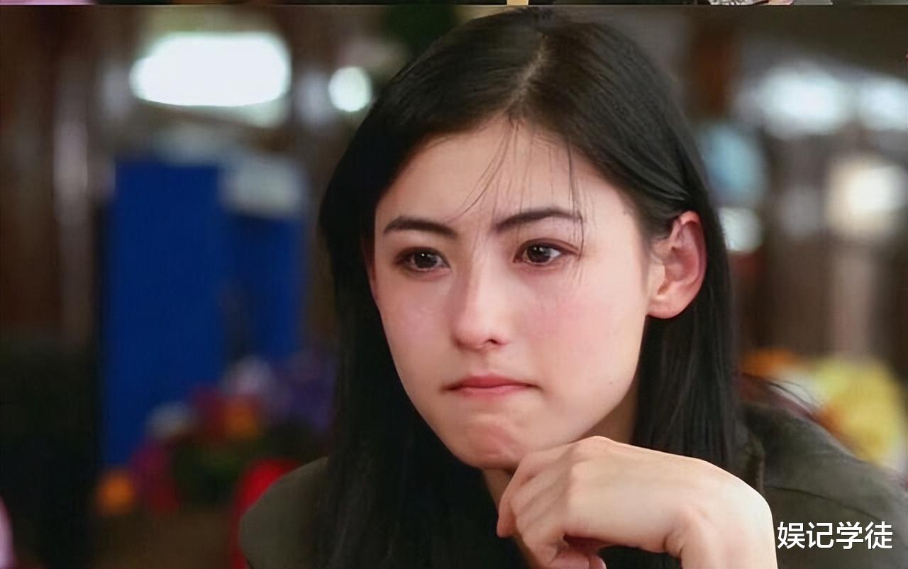 43岁张柏芝真的太飒了!现身米兰时装周,穿黑色抹胸长裙惊艳众人