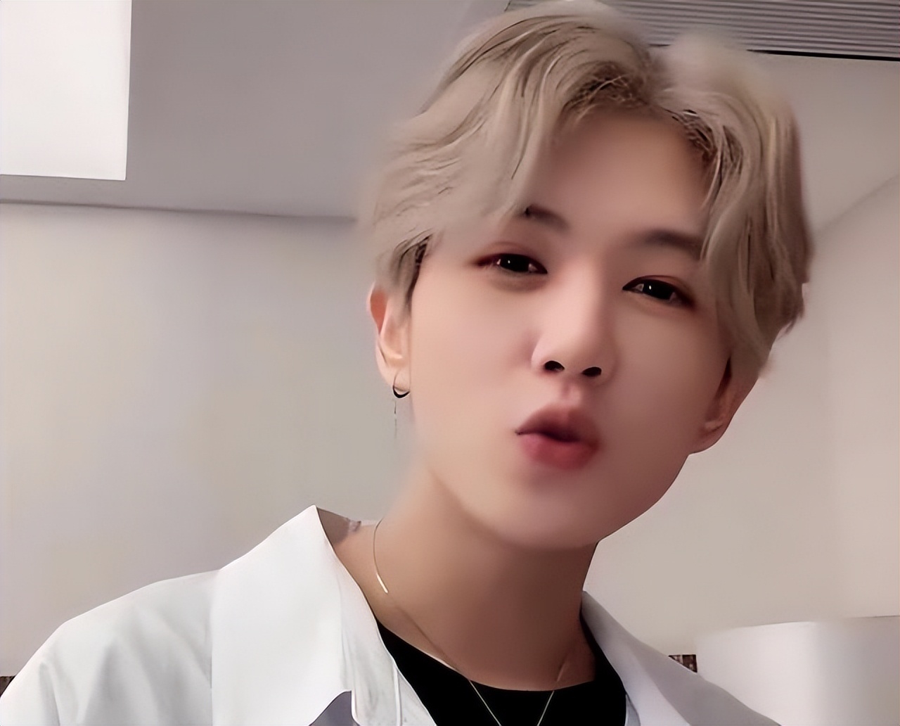 “鹿哈”花600万买写字楼，直播7个月赚3500万，去年还是电子厂工