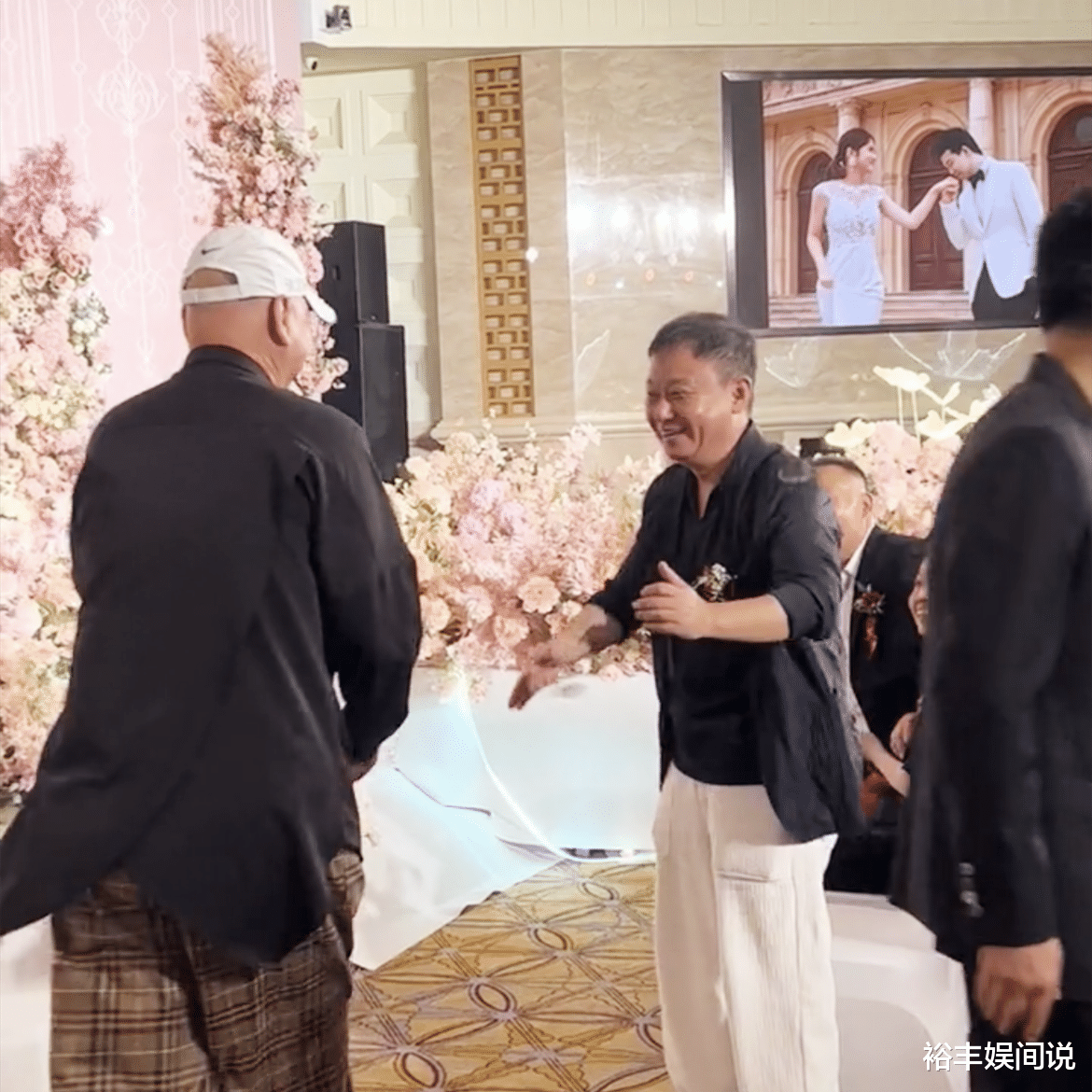 邵峰为儿子办婚礼太低调!一桌才6000元,郭冬临戴白帽被指不雅