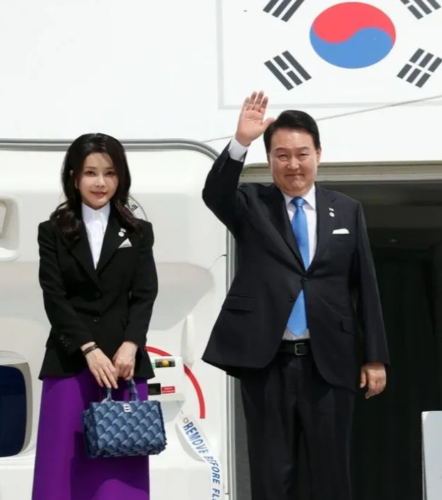 水果 韩国第一夫人金建希与布丽吉特争艳，收获满满奔赴越南，崭新形象充满魅力