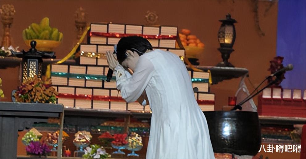 王菲穿时尚佛衣去寺庙走秀，拜佛但不入佛门，被赞时尚教主