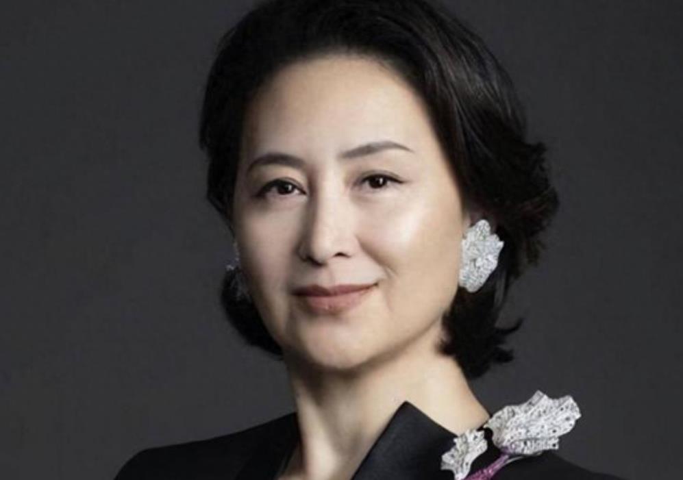 陈百强母亲去世后，何超琼每月给妈妈10万生活费，请保姆和保镖伺候