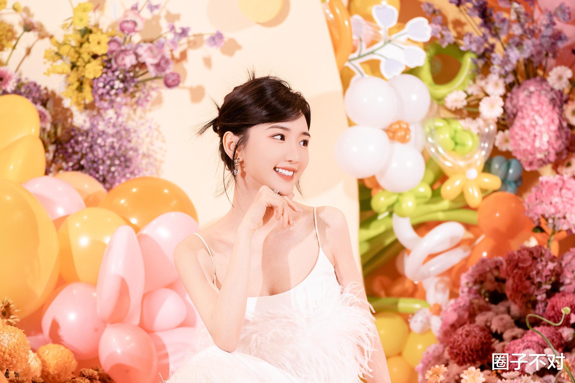 毛晓彤：被亲爹敲诈5000万，被4年男友背叛，泪水和失望成就了她