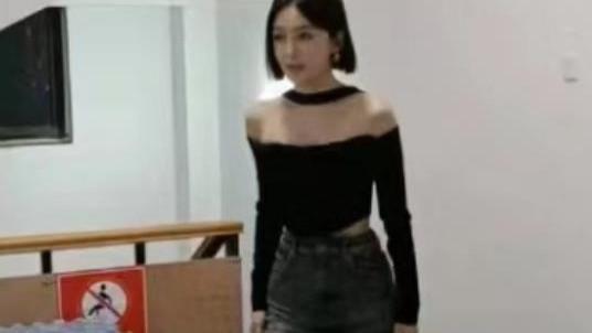 同居试婚后，秦岚现身医院，魏大勋异地营业，两人被曝已分手！