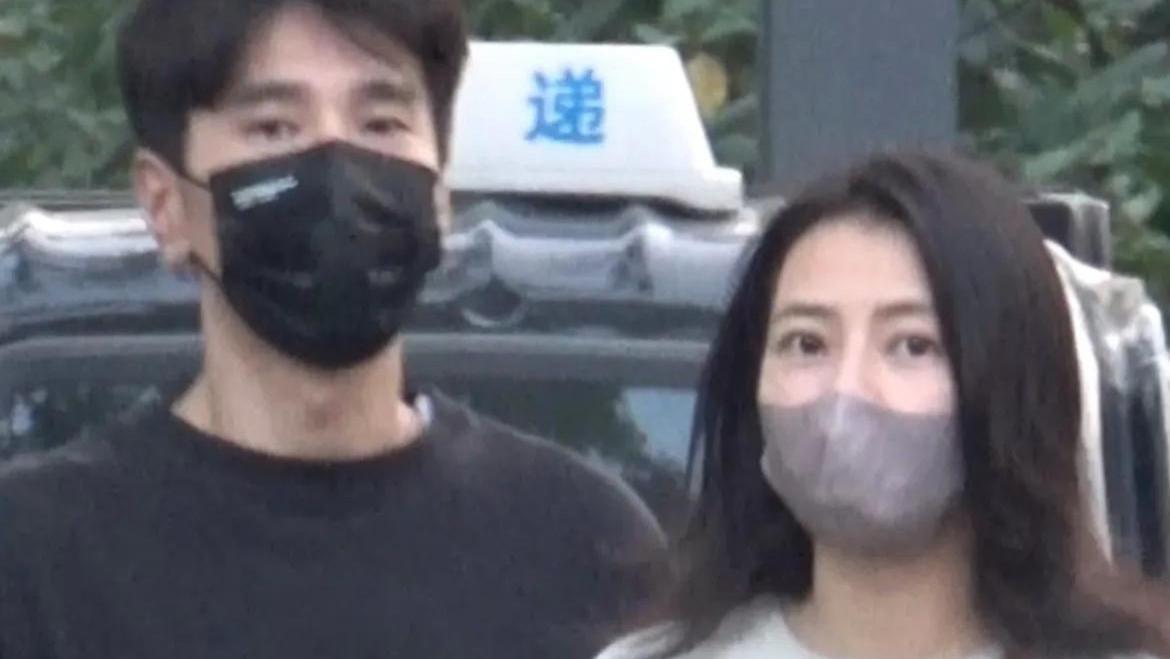 高圆圆赵又廷接女儿，一家三口互动有爱，4岁Rhea跟爸爸撒娇好甜