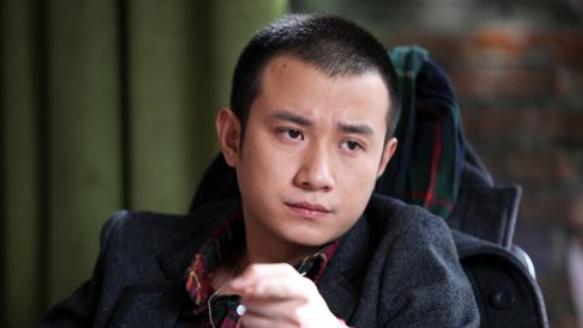 39岁文章现身大佛寺，头发花白背部佝偻状态差，怒视拍摄者似不满