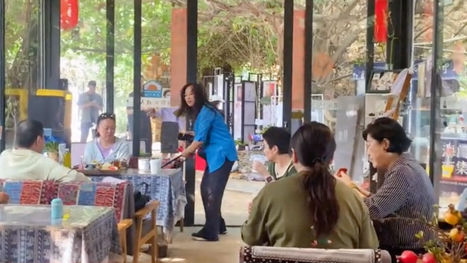 梁安琪|四太梁安琪现身内地小馆，吃人均12元早餐，不带佣人私下好俭朴