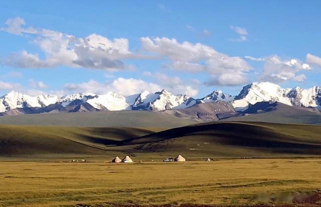 新疆维吾尔自治区|自驾游，寻找住宿最好的方式，就是车往景点开