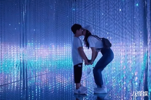 王子文前任吴永恩上海看展,获短发美女陪伴,女伴打扮时髦引关注