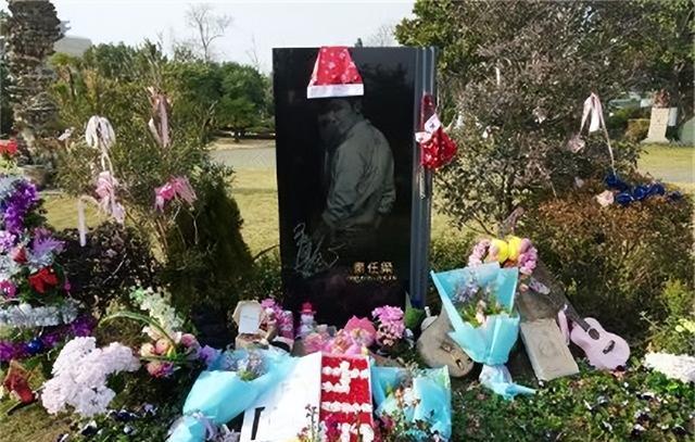 乔任梁|乔任梁墓,墓地鲜花环绕,一把他最喜欢弹奏的吉他常年陪伴着他