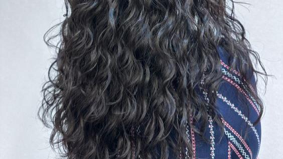 2024新年全头烫发型来了，又美又时尚，蓬松好看美如画