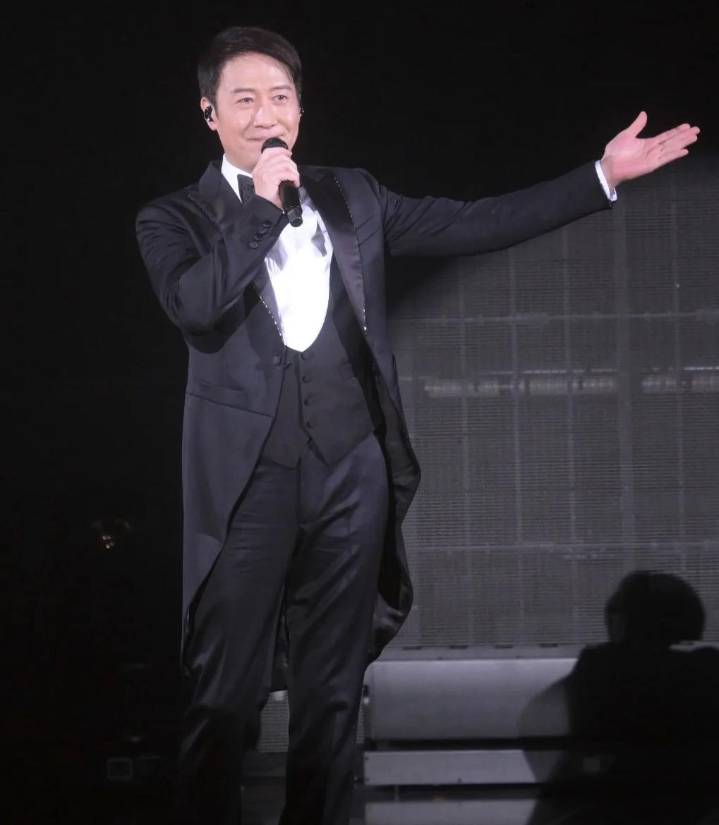 黎明开个唱，妻女到场欣赏，阿Wing陪5岁女儿与台上黎明秘密互动