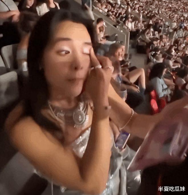 尺度拉满!钟丽缇大女儿当众脱内衣裤子,现场照流出满屏马赛克