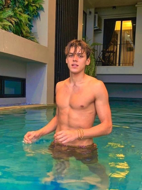 “内娱女海王”官宣新男友:8块腹肌、渣得又苏又帅,太欲了!