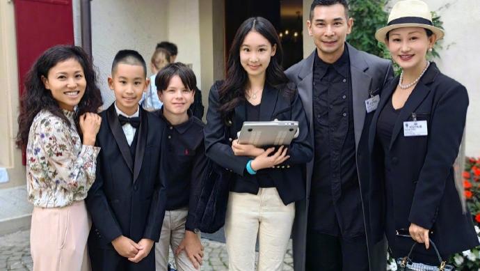 赵文卓夫妇送儿子出国留学，12岁赵子龙与姐姐成校友，学费200万