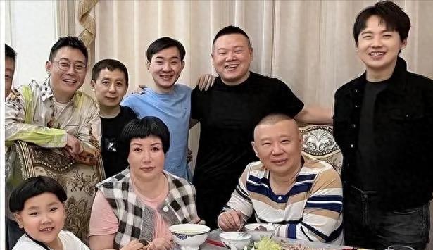 郭麒麟离开德云社,和亲妈一起生活,果然世上只有妈妈好