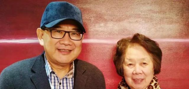 杨蕾|杨蕾带父母逛欧洲,司雯嘉拉着母亲拍合影,曹可凡和母亲太像