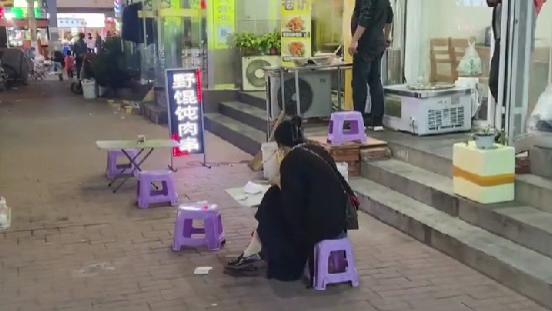 女子深夜出门谎称拿快递，丈夫察觉异常偷偷跟随：果然是出来偷吃