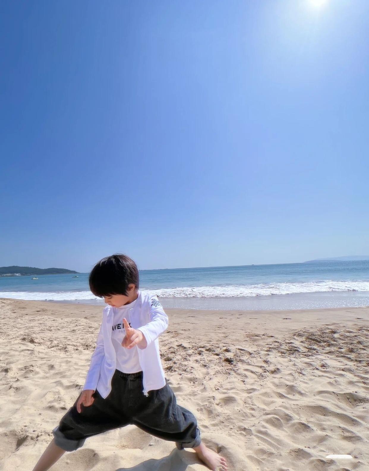 董子健|麦迪娜和4岁儿子嘴对嘴亲吻引争议,女儿更愿意粘着奶奶