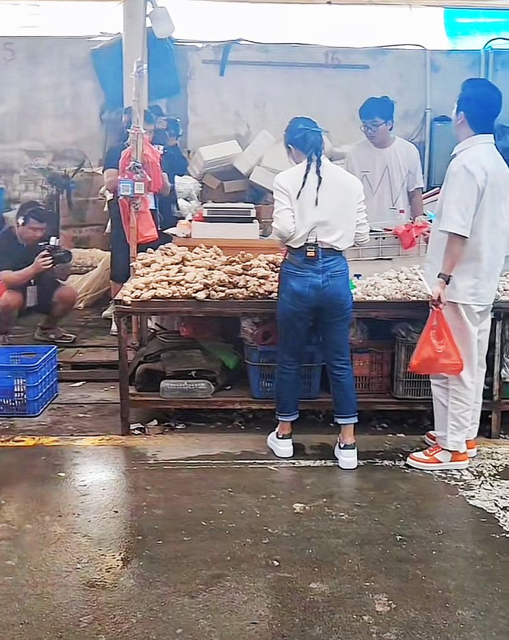 苏州:45岁刘涛街头录节目,扎小辫子不显年纪,“身材也这么好”